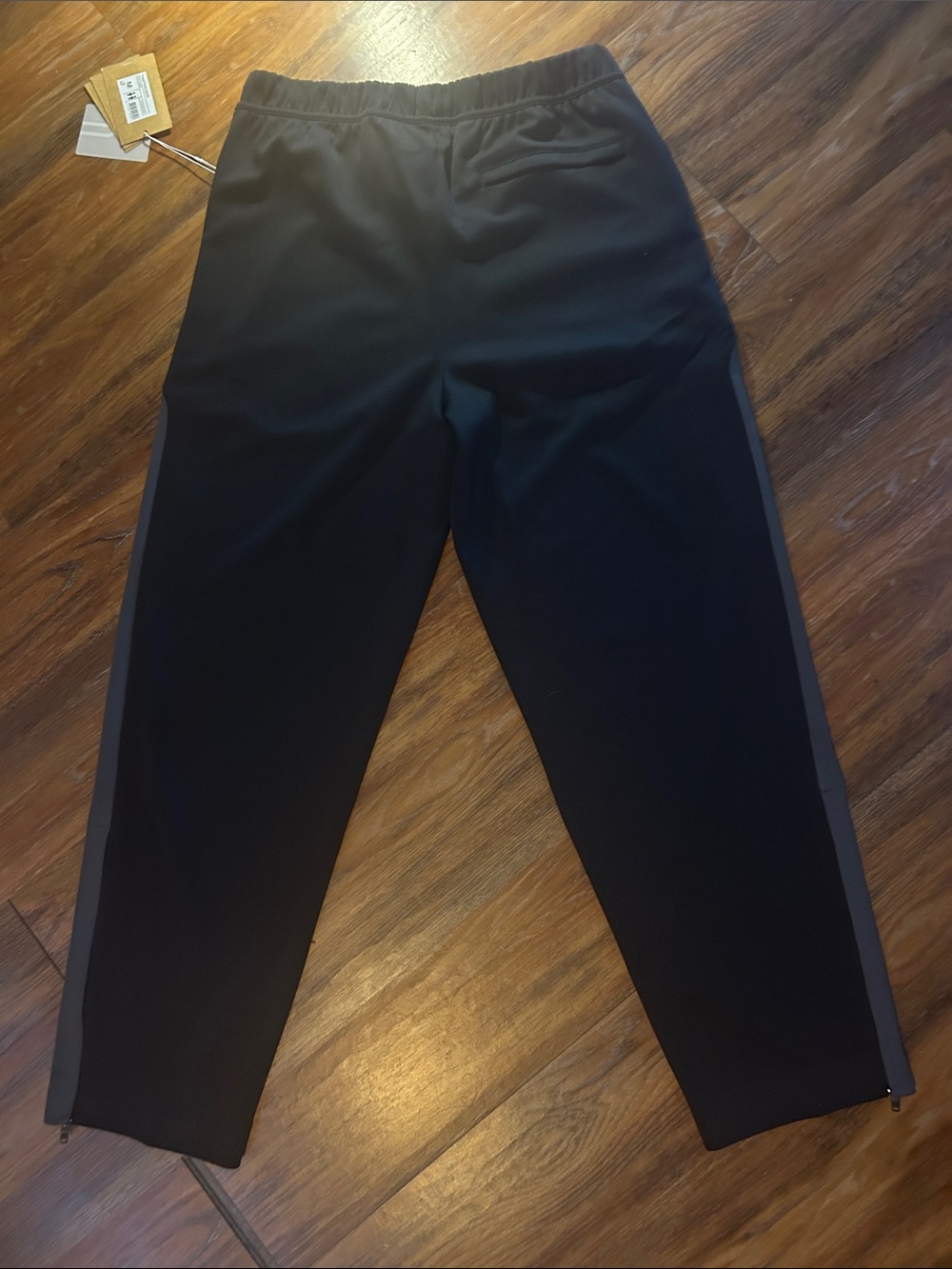 On Running Black track IKON pants wirh grey side panels - Picture 4 of 4